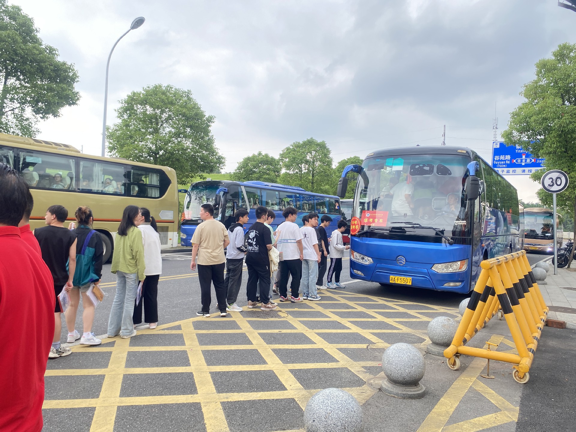 同学们上车.jpg
